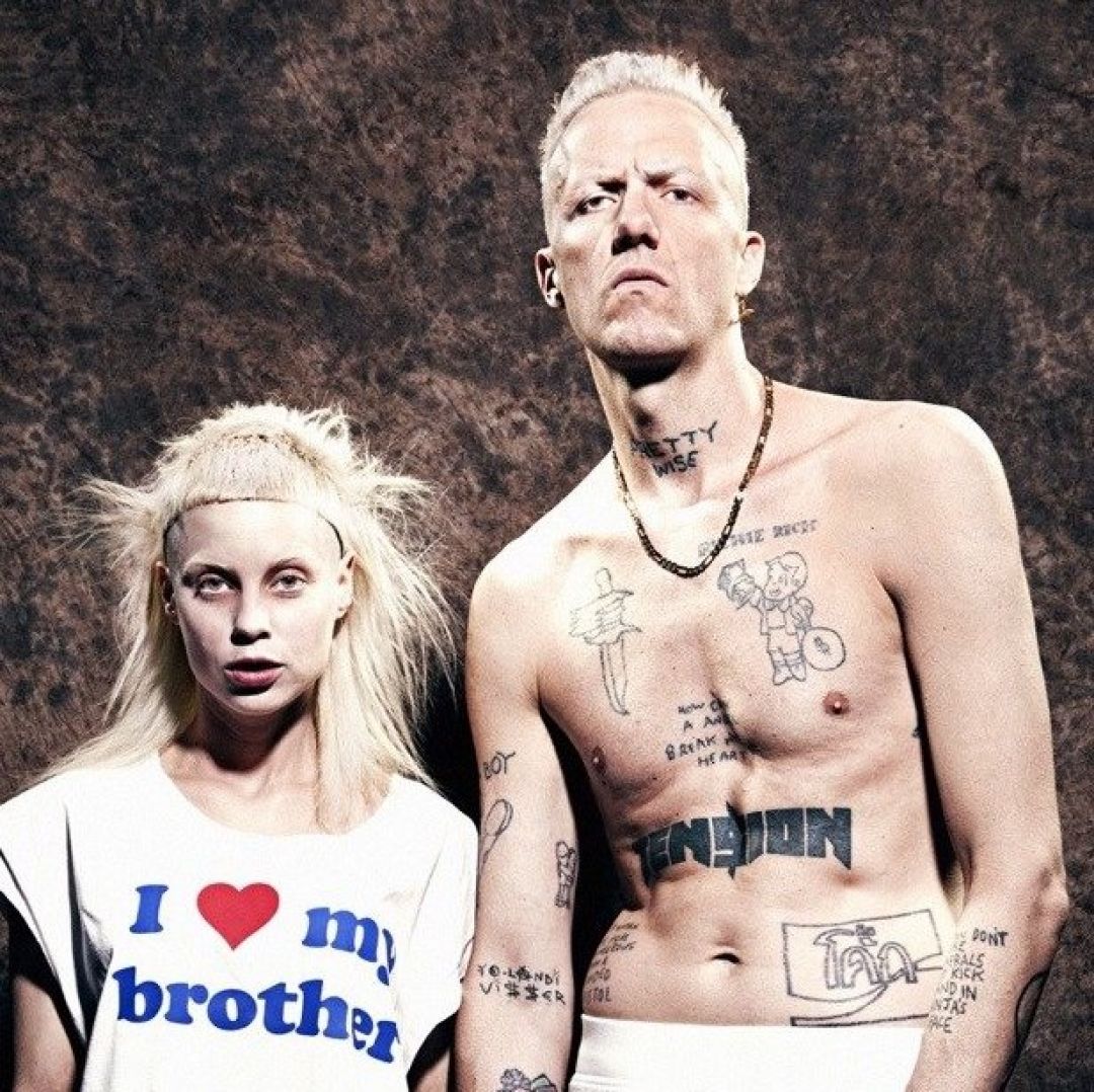 Max normal. Die antwoord Уоткин Тюдор. Африканская группа die antwoord. Die antwoord сын. Уоткин Тюдор Джонс фото.